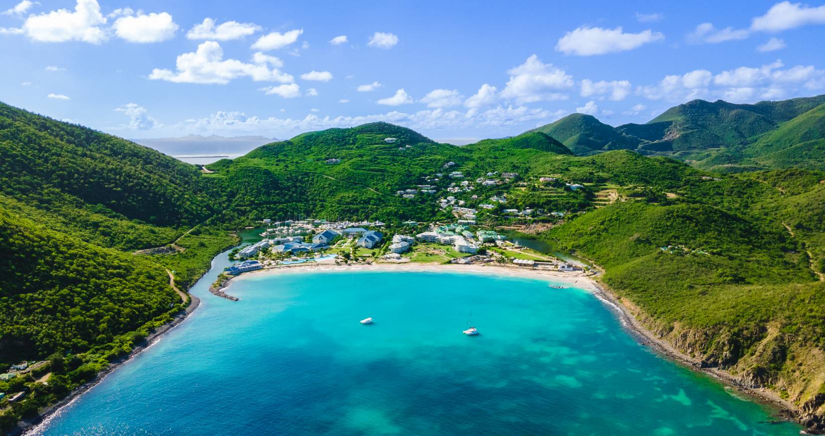 La baie d'Anse Marcel entourée de verdure et d'eau turquoise