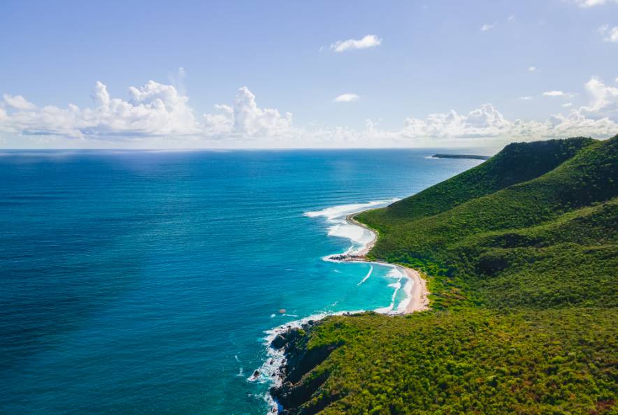 Vue aérienne de la côte de l'île Saint-Martin avec les eaux turquoises des Caraïbes