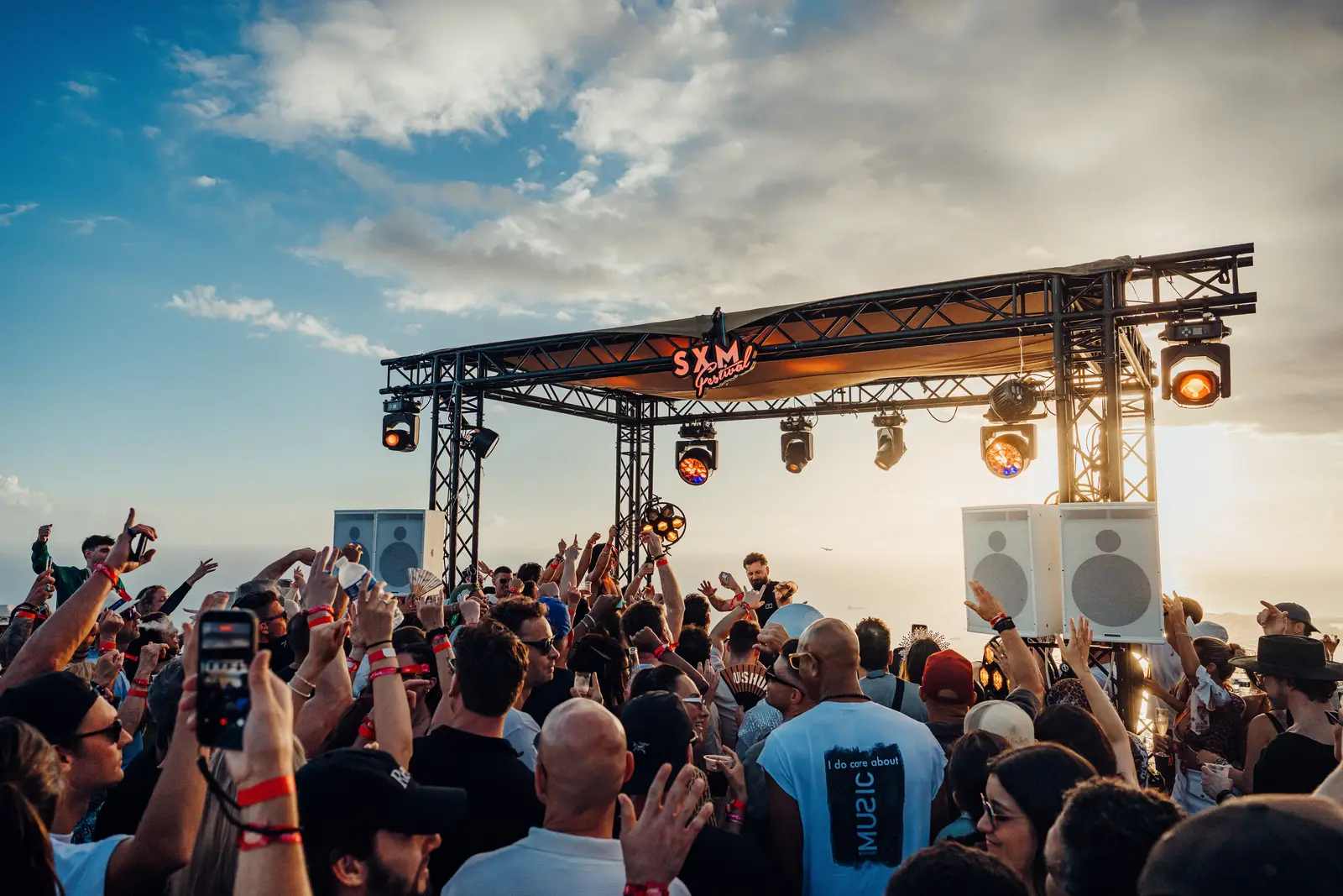 Elderbrook en concert sur la scène Panorama.